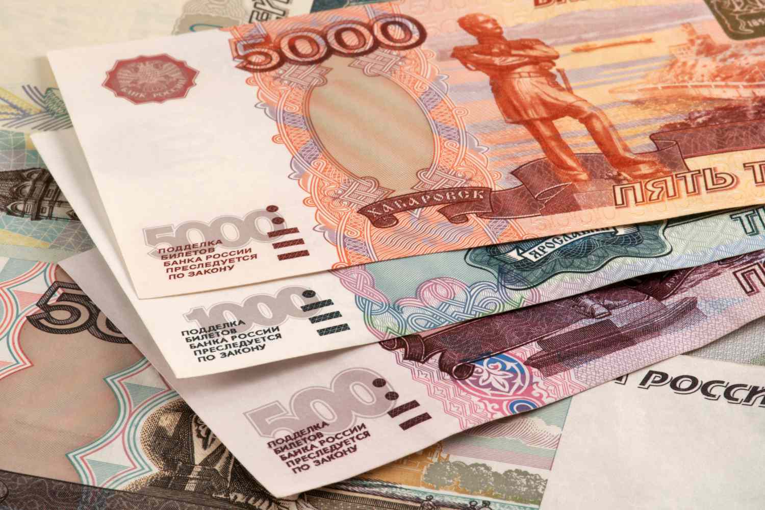 Đồng ruble Nga bật tăng trong nửa đầu năm 2024