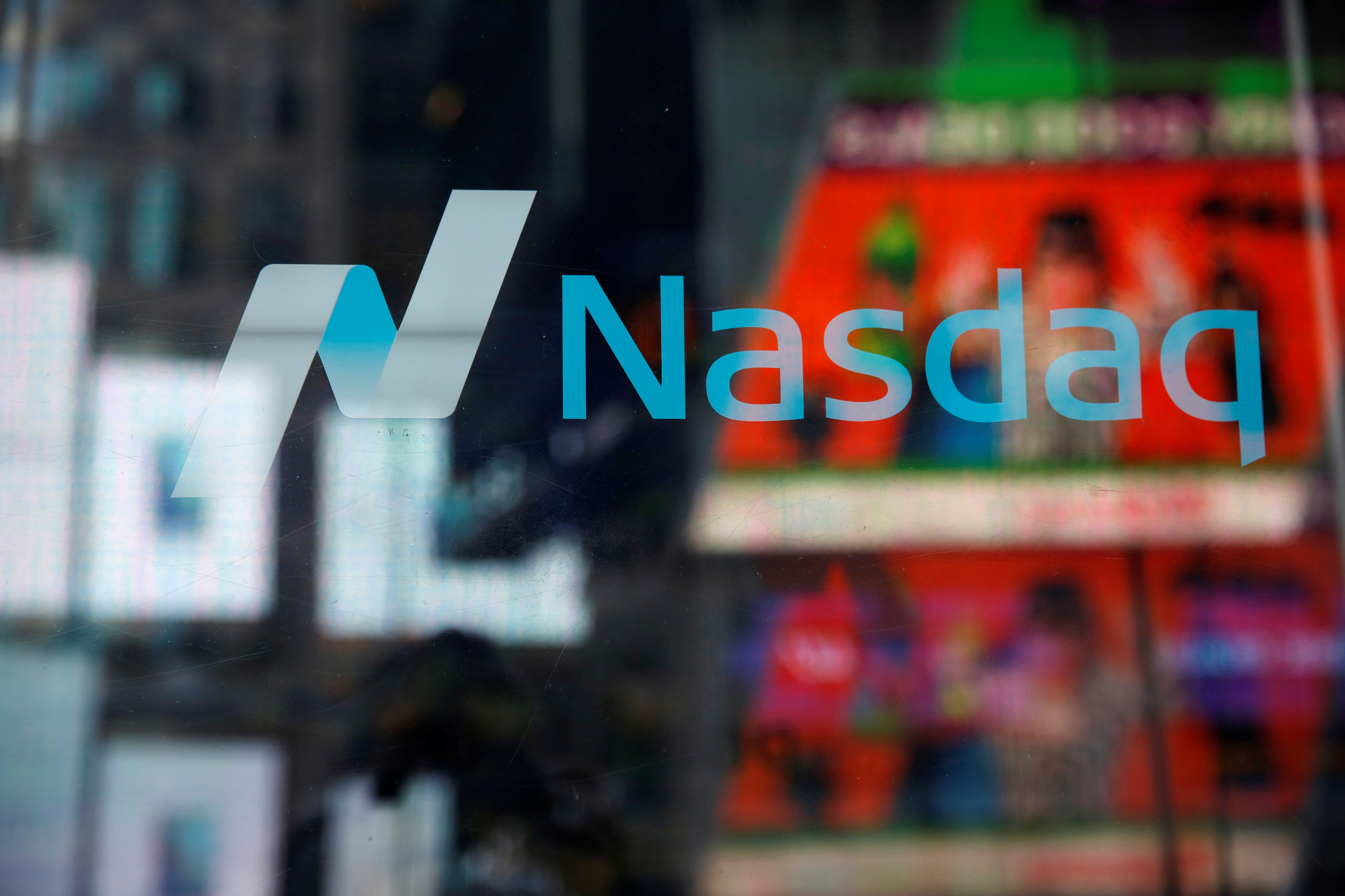 Cổ phiếu nhóm BigTech trượt dốc, chỉ số Nasdaq Composite "bay màu" 1%
