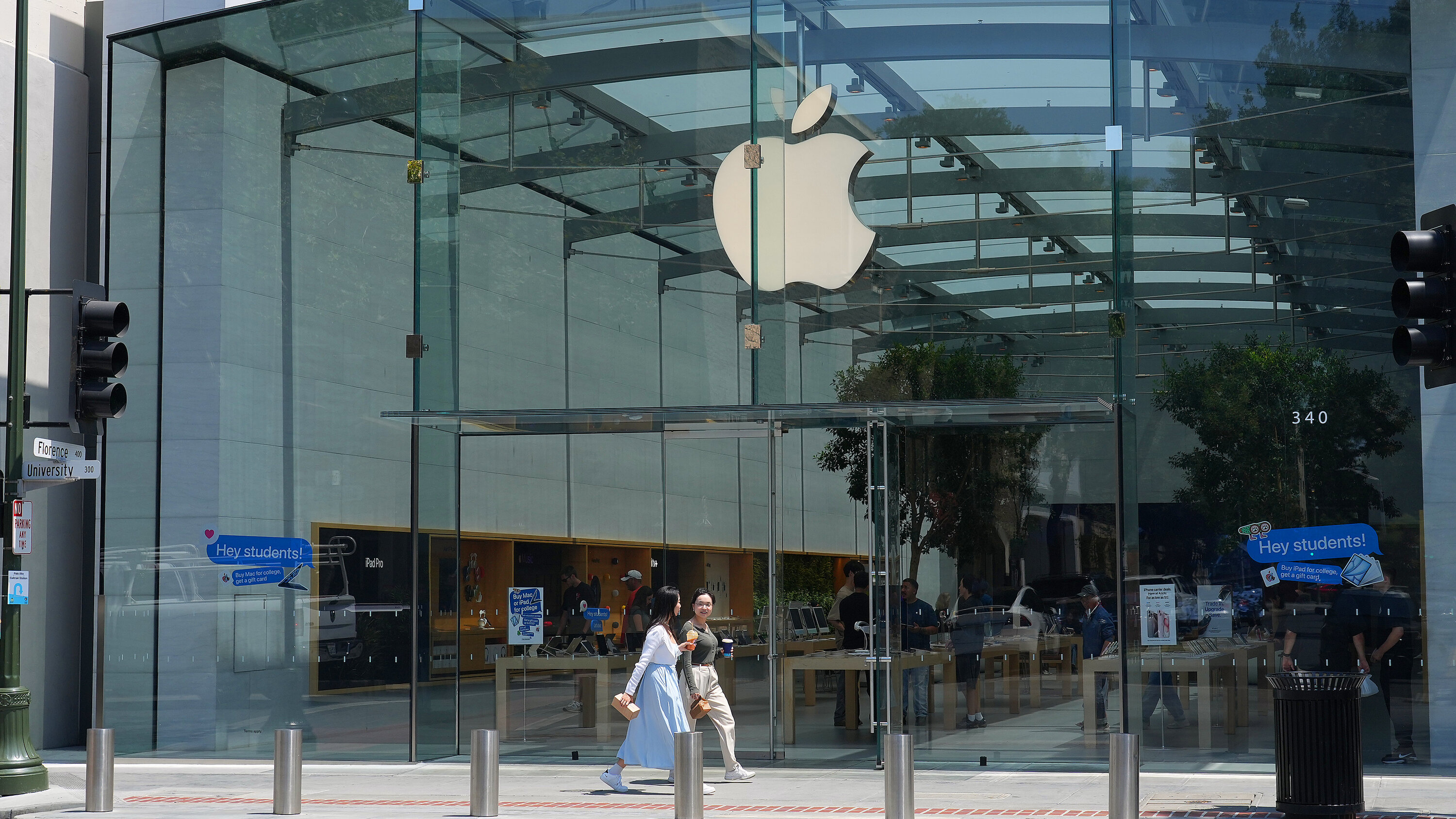 Apple báo cáo thu nhập: doanh thu tăng nhờ dịch vụ và iPad