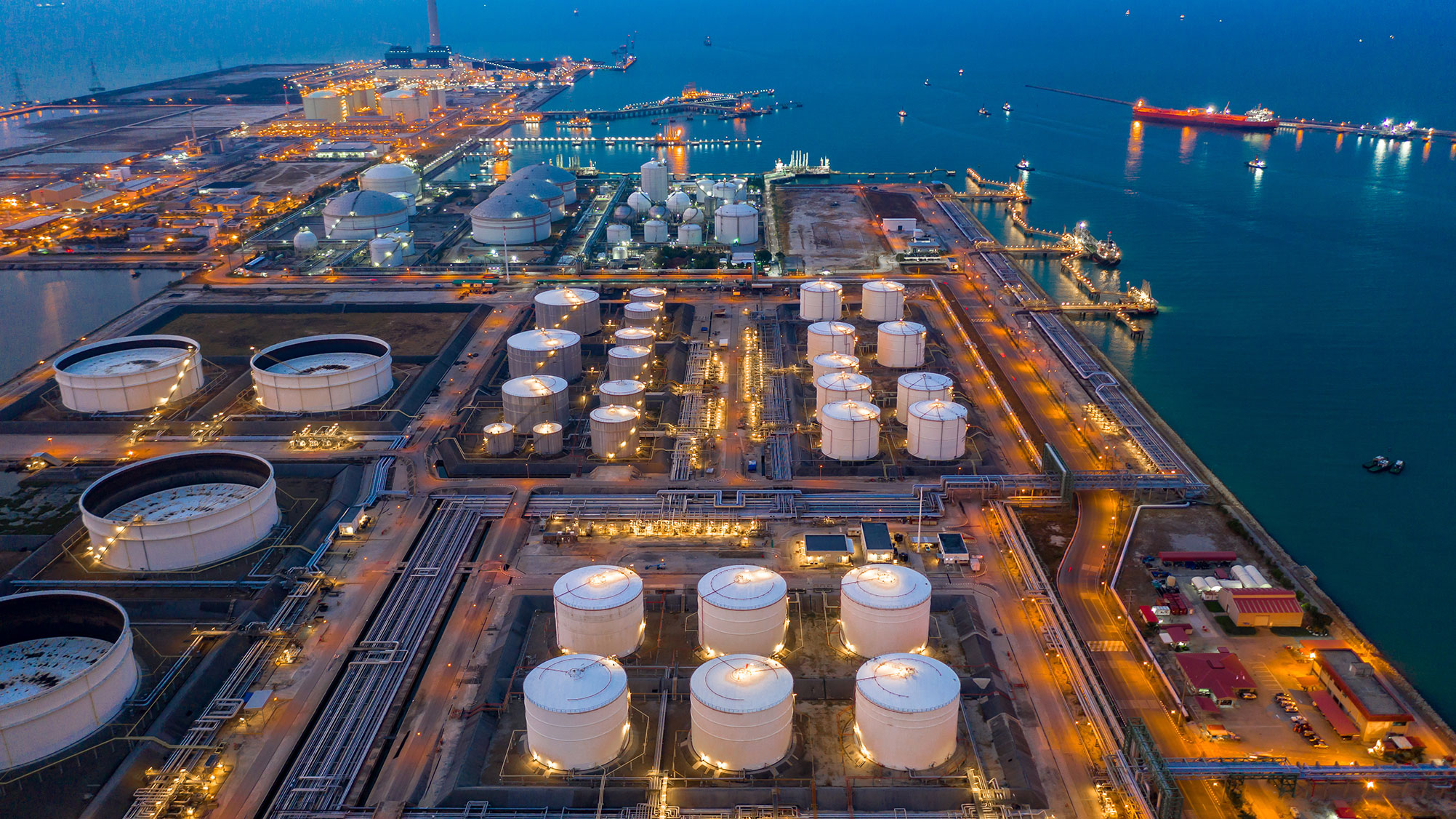 Tin nóng 08/08: Dầu tăng 2%, phục hồi từ mức đáy nhiều tháng
