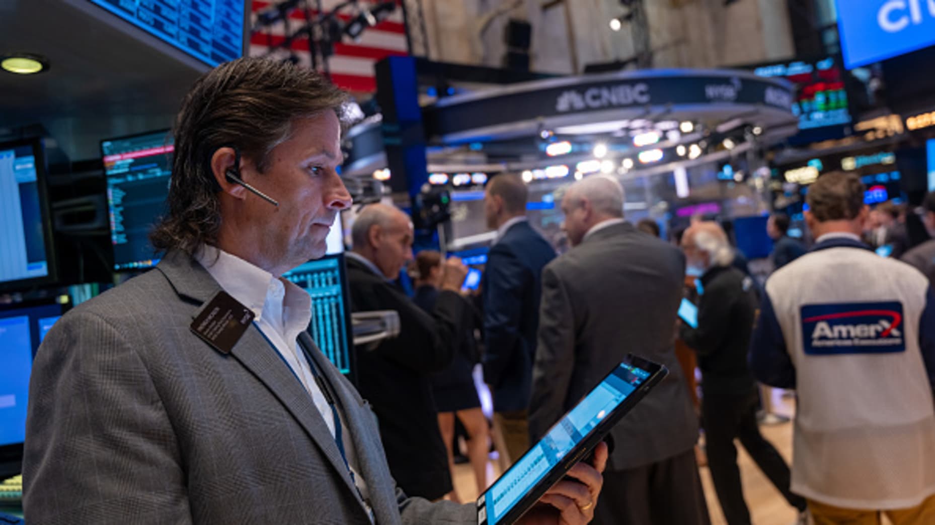 Tin nóng 17/09: S&P tăng, Nasdaq giảm, công nghệ đè nặng