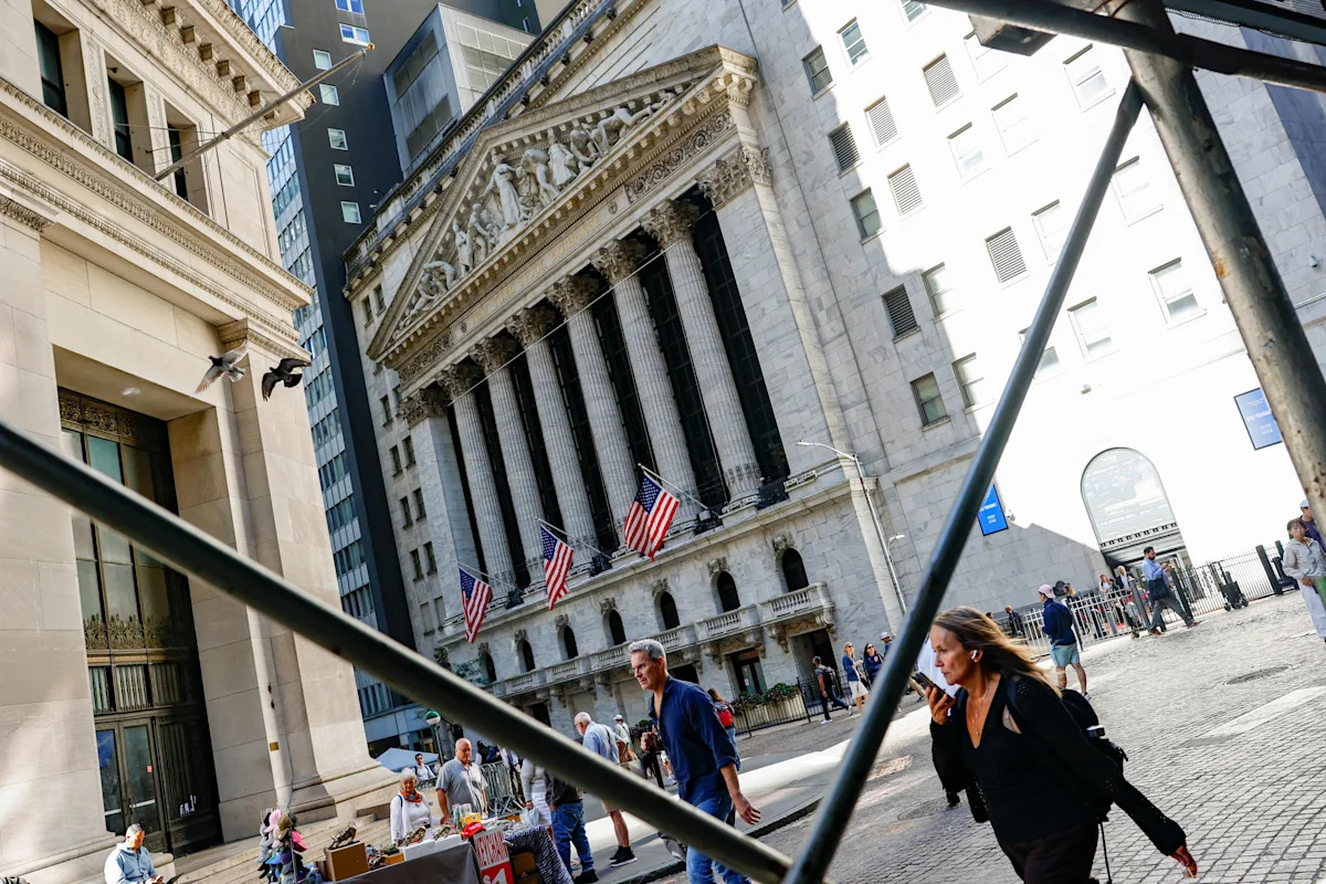 Dow Jones mất 600 điểm sau khi Fed tăng lãi suất, lợi suất trái phiếu vượt 5%